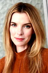 Betty Gilpin profile picture