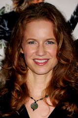 Laura Cayouette profile picture