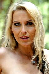 Julia Pink profile picture