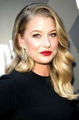 Ellen Woglom profile picture
