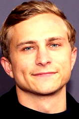 Max Hubacher profile picture