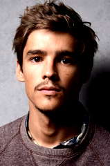Brenton Thwaites profile picture