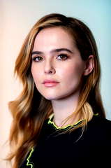 Zoey Deutch profile picture