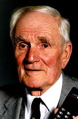 Desmond Llewelyn profile picture