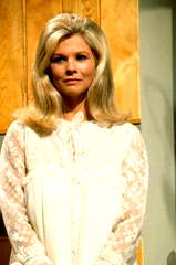 Suzanne Neve profile picture