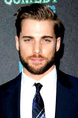 Dustin Milligan profile picture