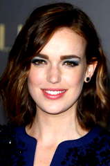 Elizabeth Henstridge profile picture