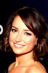Milana Vayntrub profile picture