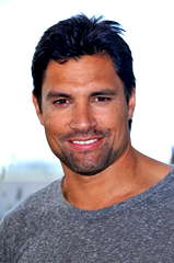 Manu Bennett profile picture