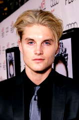 Toby Hemingway profile picture
