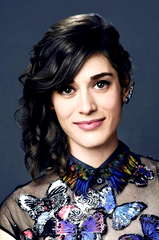 Lizzy Caplan profile picture