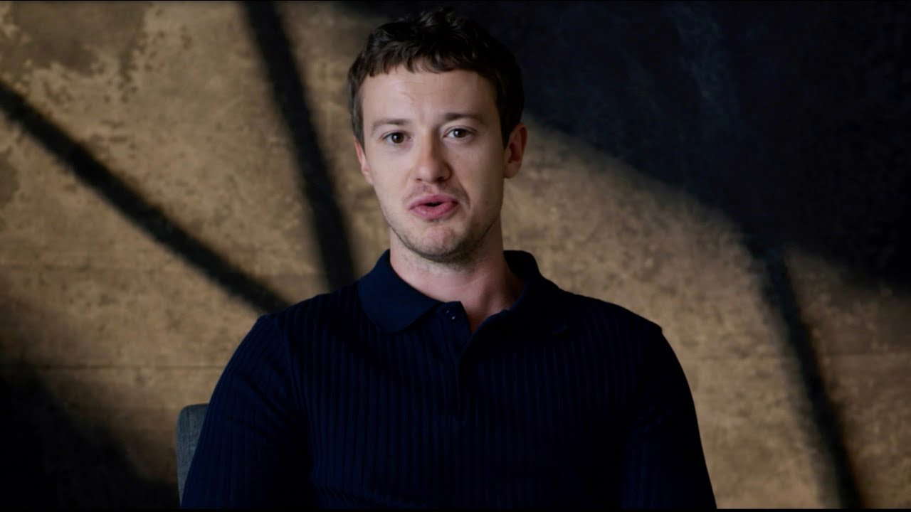 Joseph Quinn Micro Featurette