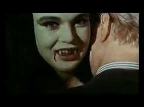 The Vampire Happening (Gebissen wird nur nachts) (Freddie Francis, 1971) - Trailer poster